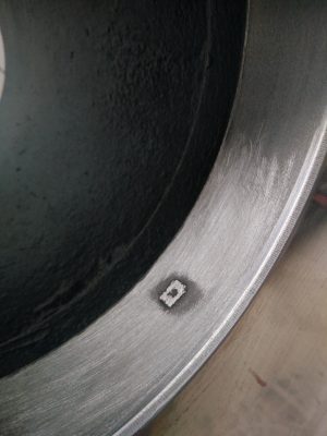 Mit Punktschweißen aufgefüllte Beschädigung Mit Punktschweißen aufgefüllte Beschädigung