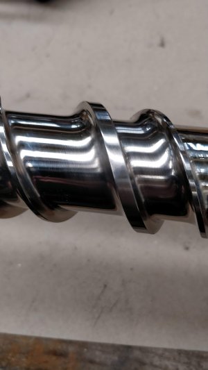 Durch Punktschweißen reparierte Extruderschnecke Durch Punktschweißen reparierte Extruderschnecke